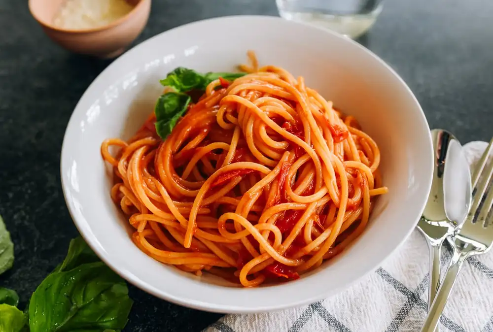 6 ingredientes, 1 sartén y la mejor pasta de verano que jamás hayas preparado