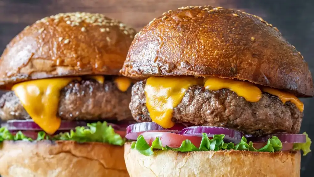 Ni mantequilla ni leche: el ingrediente cremoso que los cocineros añaden a la carne picada para hacer hamburguesas más jugosas