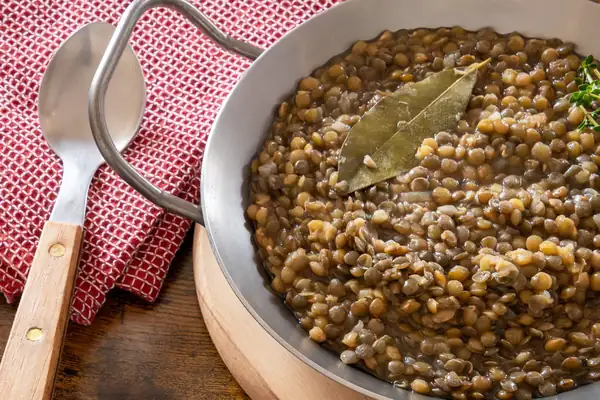 Hervir las lentejas en agua hace que pierdan su sabor: un chef italiano utiliza un método diferente para cocinarlas