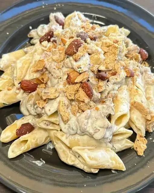 Pennoni con champiñones, salchicha y tarallo desmenuzado