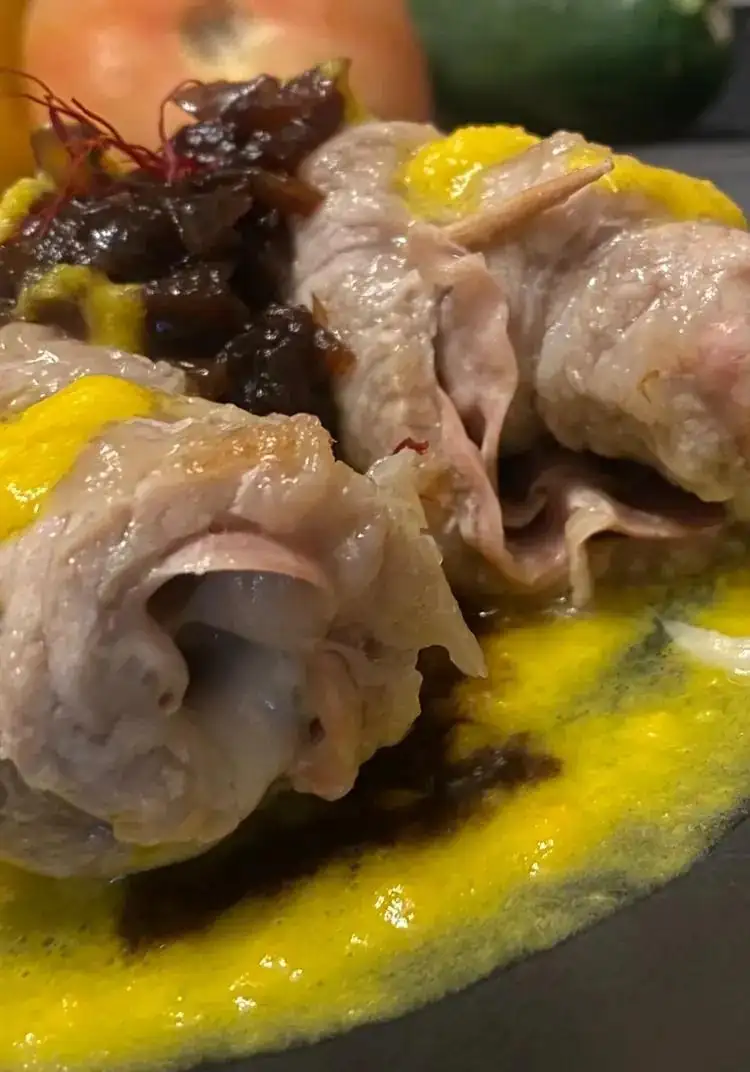 Rolls on saffron pepper cream with caramelized onions