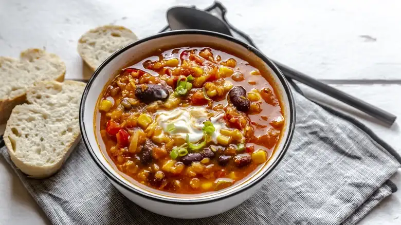 Añade más sabor al chili sin esfuerzo con un ingrediente jugoso