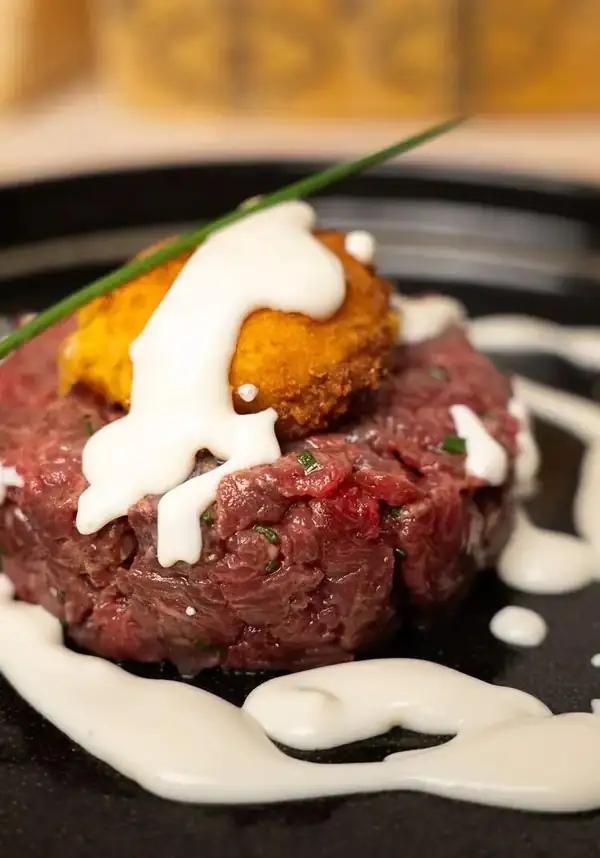 Tartar con yema de huevo crujiente y fondue de Grana Padano