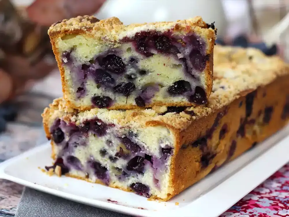 Blueberry cake with crumble topping: easy recipe with showroom-worthy results