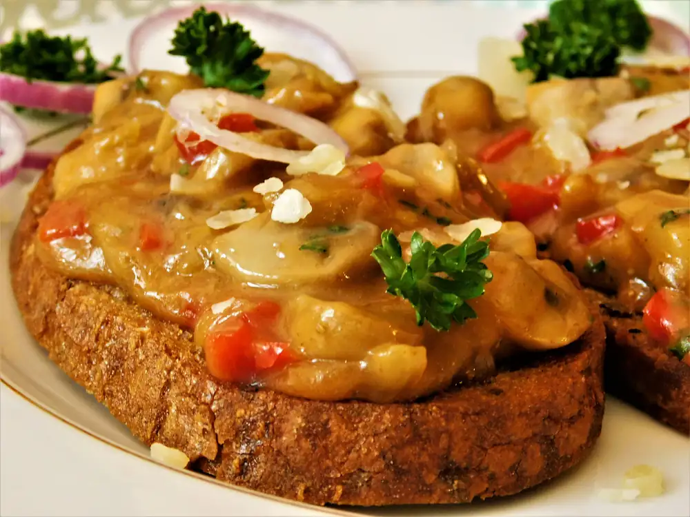 Mushrooms with cottage cheese on toast