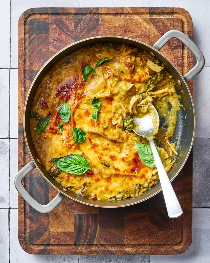 Lasaña de pollo al curry amarillo y brócoli en una sola sartén