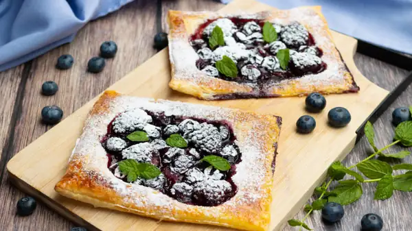Last-minute guests or a sudden craving for something sweet? Here's how to make quick, fragrant, and perfect blackberry and blueberry puff pastries!