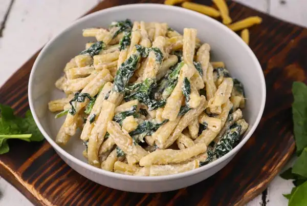 Skioufichta (pasta cretense) con espinacas y yogur