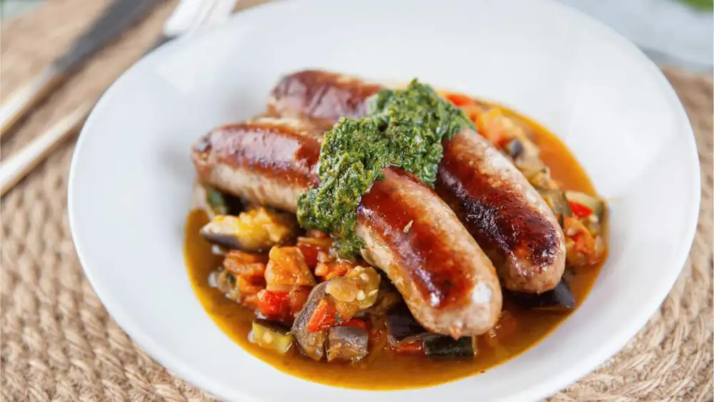 Estofado de salchicha y ratatouille con salsa de hierbas picantes