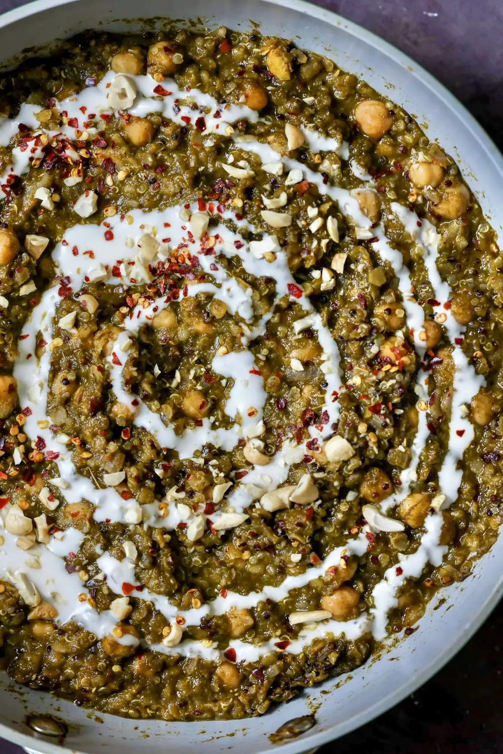 Guiso de garbanzos, lentejas, quinoa y espinacas