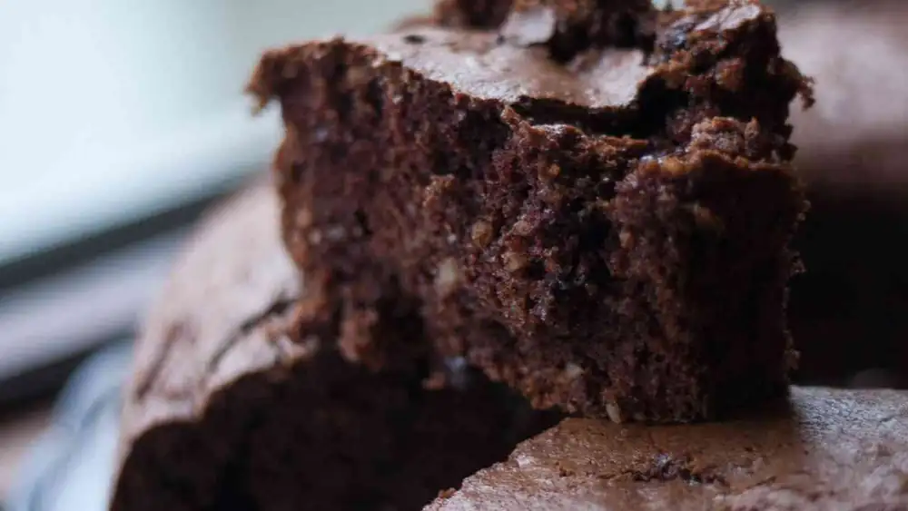 Chocolate and dried fig cake, who could forget it? Just one bite and you'll dream about it all night