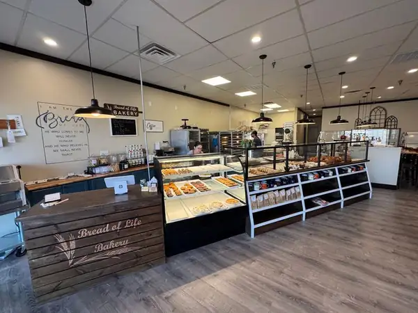 Esta panadería de Virginia Beach está dirigida por cuatro generaciones de una misma familia que hornean pan fresco ante tus ojos