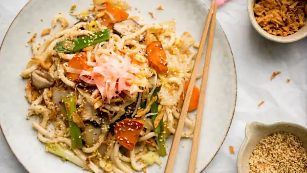 Yakisoba (fideos udon japoneses con muchísimas verduras)