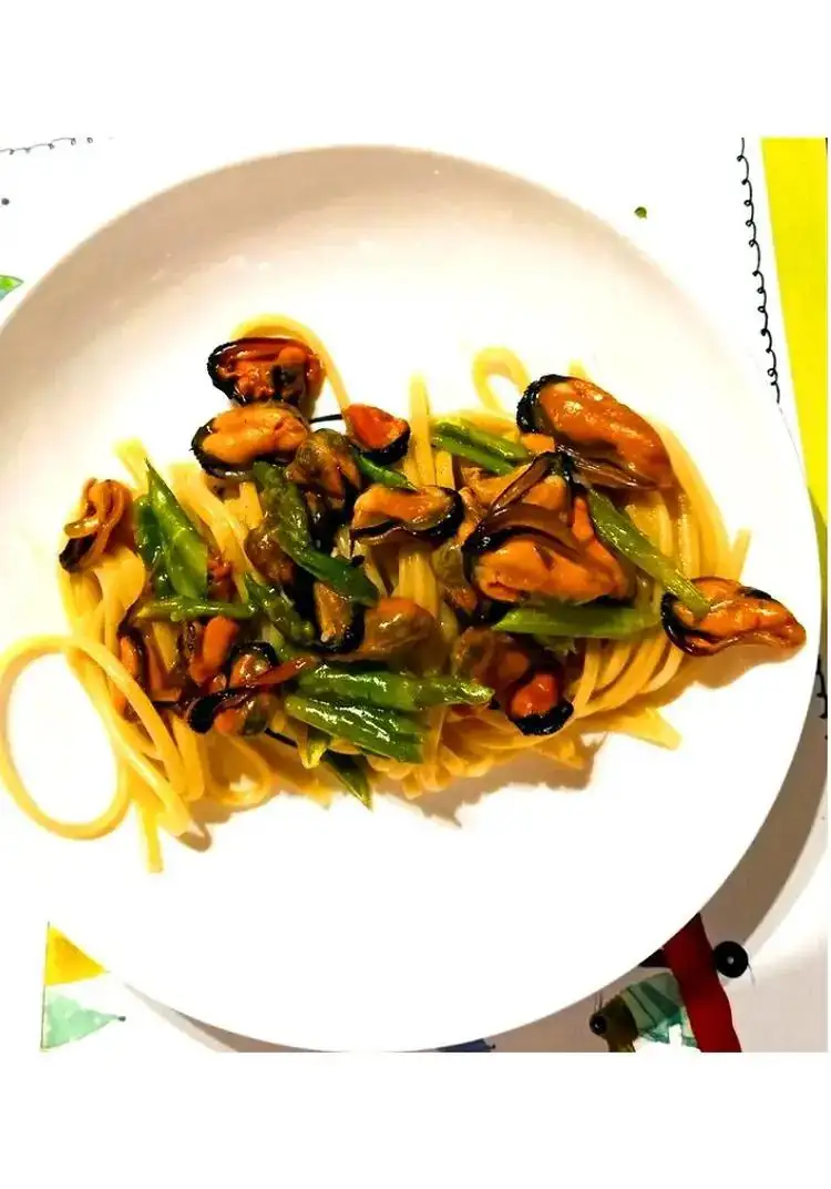 Linguine, mussels, asparagus and saffron