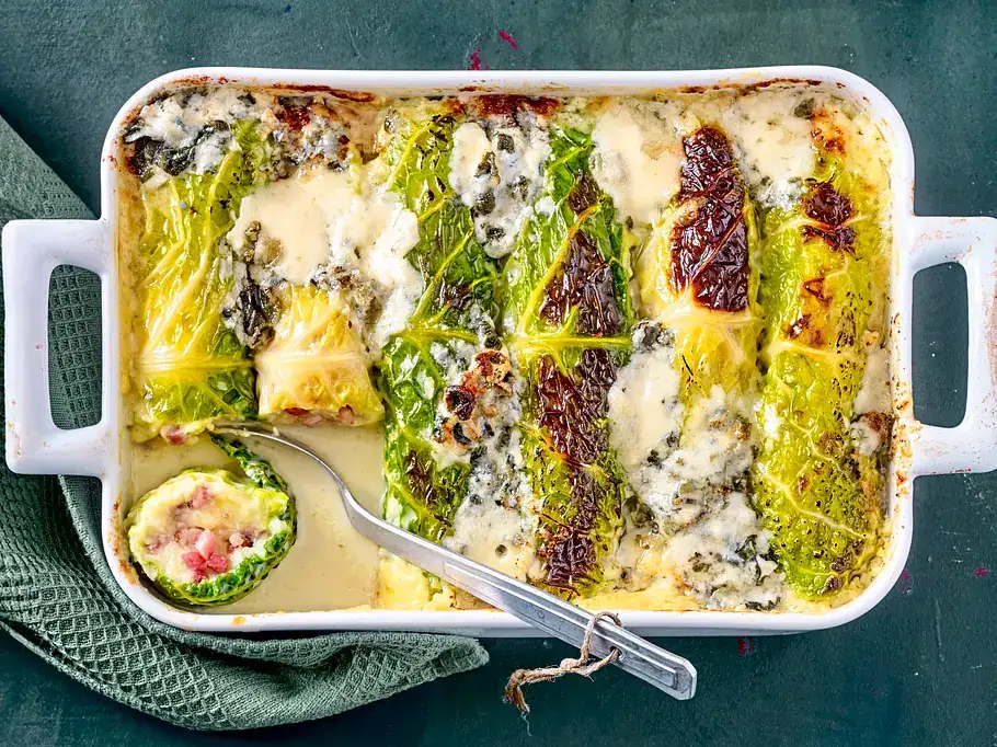Savoy cabbage rolls in cheese sauce