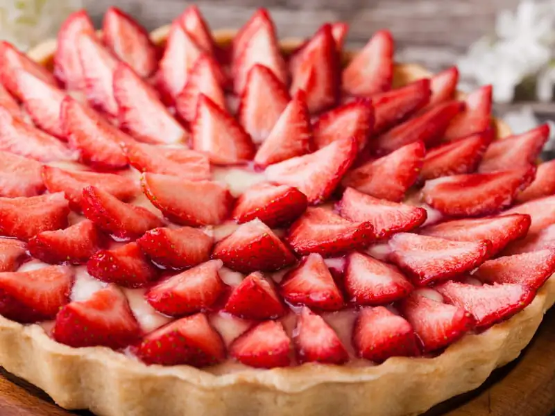 Strawberry tart with cream on homemade shortbread: the easy recipe
