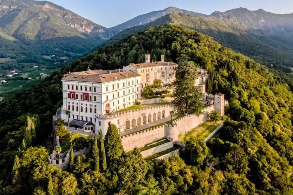 Apply to live a unique experience in the Prosecco Hills