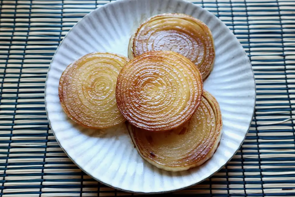 Cebolla salteada con mantequilla y salsa de soja
