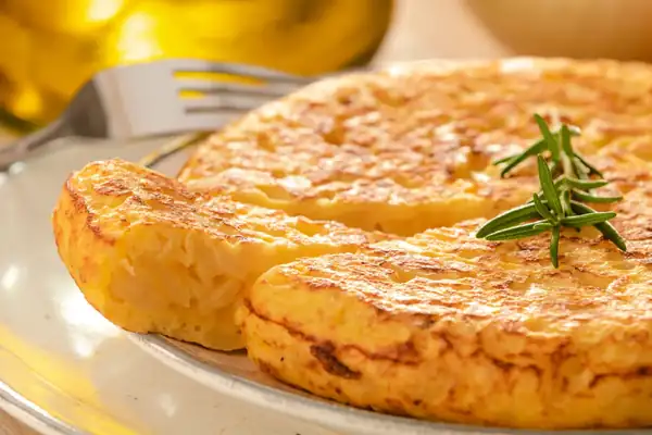 Dani García defends his potato omelet with mayonnaise and no onion: just four ingredients