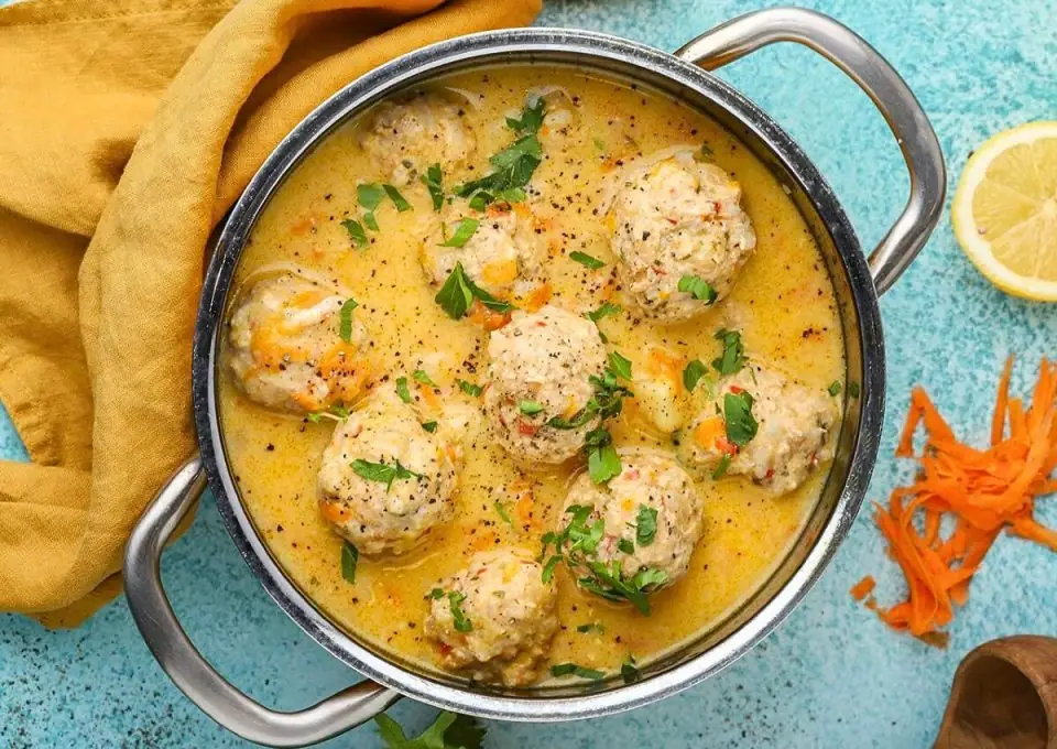 Youvarlakia: Sopa griega de albóndigas