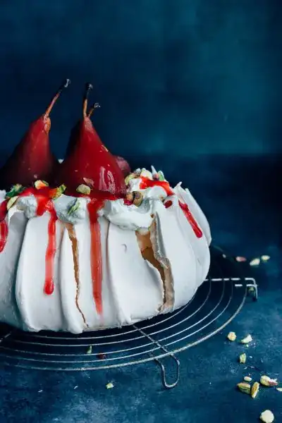 Postre Pavlova con peras estofadas