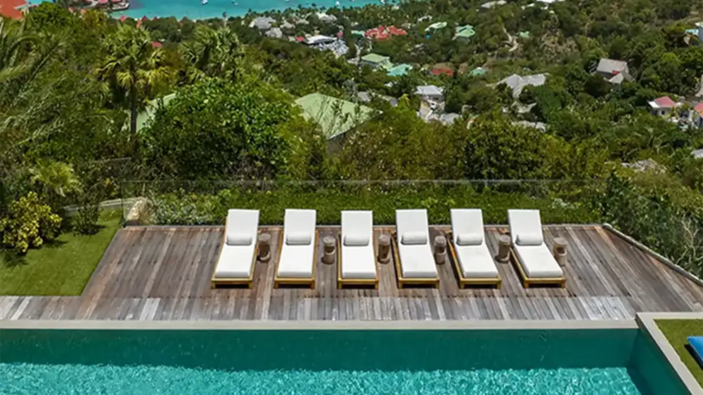 Esta villa caribeña en San Bartolomé cuenta con 5 dormitorios, 3 piscinas y una colección de vinos secreta.