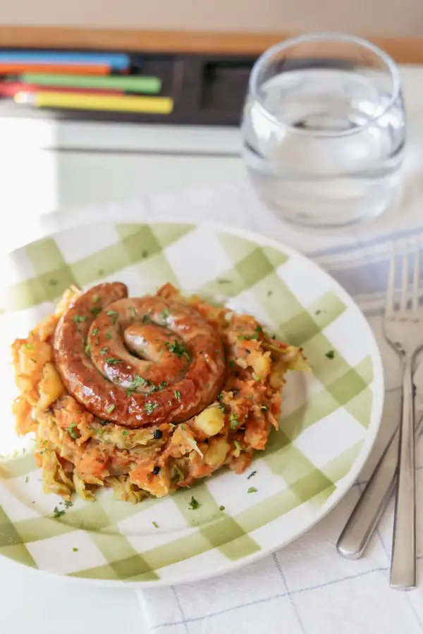 Hutsepot with chipolata sausages