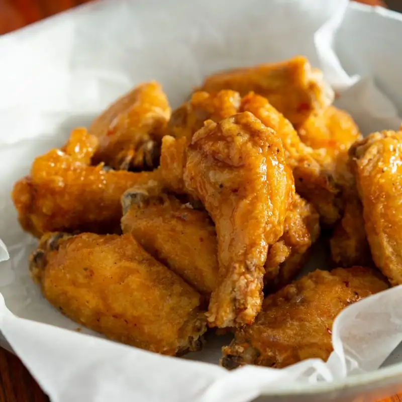 Alitas de pollo crujientes glaseadas