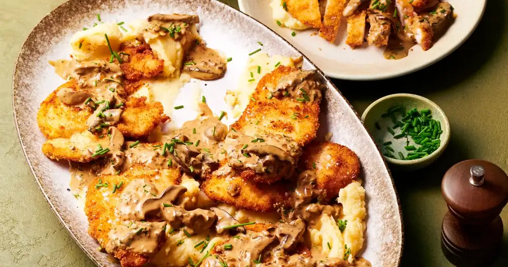 Escalope de pollo crujiente con salsa de miso y champiñones