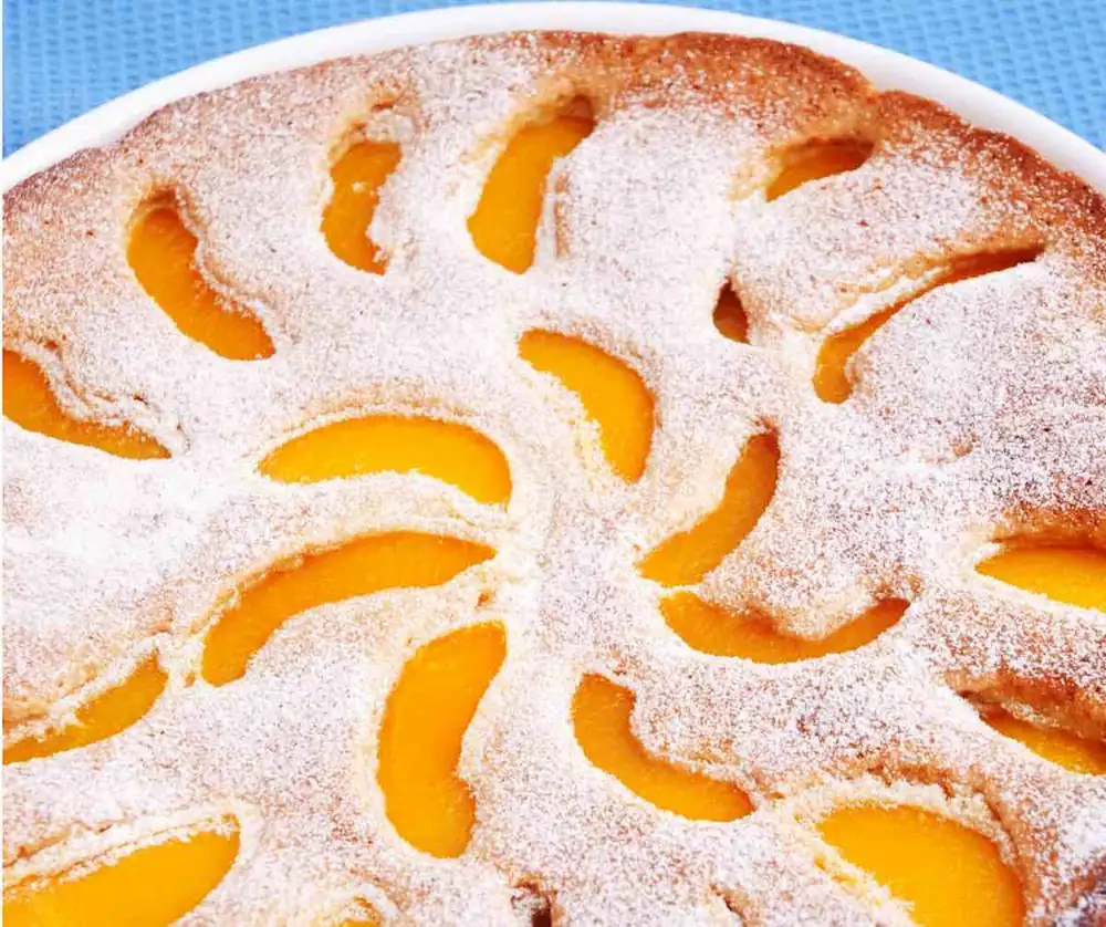 Soft spelt and peach cake: a soft dessert with lots of fruit