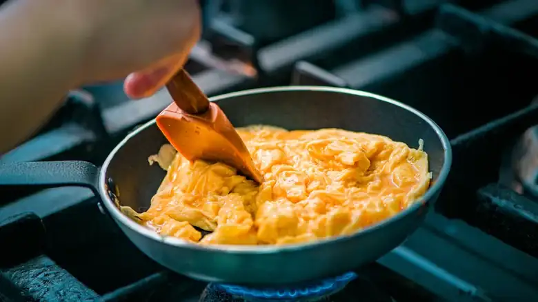 The Proper Stirring Method For The Best Possible Scrambled Eggs