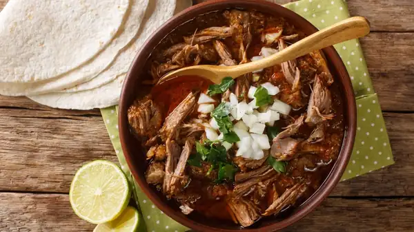 Para la versión más auténtica de birria, prescinde de las tortillas de taco