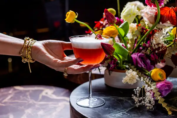 Un elegante salón abre sus puertas en el centro de Austin con floristería, cócteles y torres de mariscos