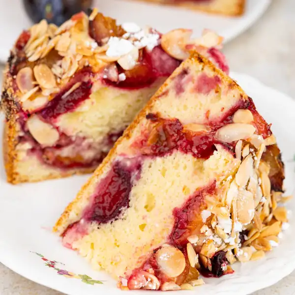 Tarta de ciruelas y requesón