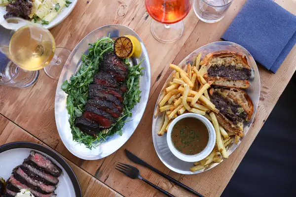 Un popular café de Pasadena se expande con un nuevo local de ambiente animado y una hamburguesa French Dip