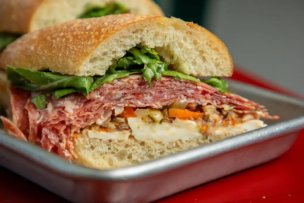 ¡Contemplen los gloriosos sándwiches italianos de Francolini!