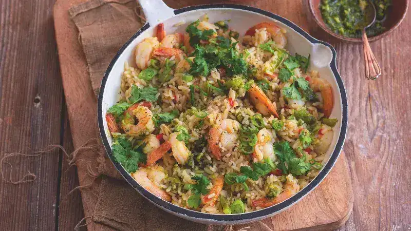 Rice with shrimp greens from one pan