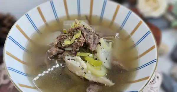 Necesitas cocinar a fuego lento la sopa clara de jarrete de ternera durante mucho tiempo para que quede ligera y deliciosa