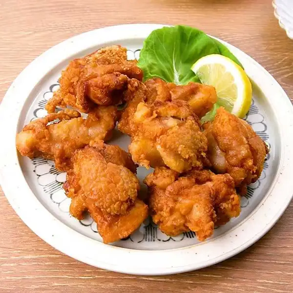 Recipe video and instructions for crispy and juicy fried chicken: Marinate in baking soda before frying!