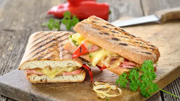 Cómo hacer un panini perfecto y crujiente sin una prensa para paninis