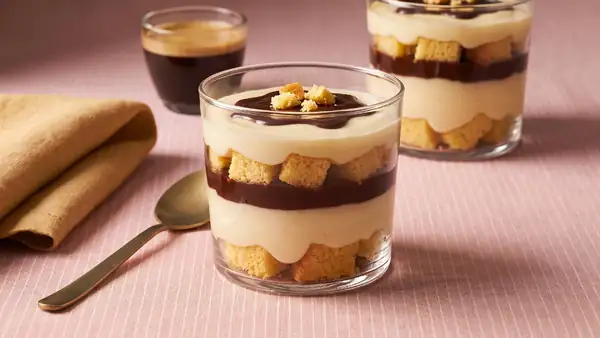 Postre por capas en lugar de una rosquilla: Postre de crema de Boston en un vaso