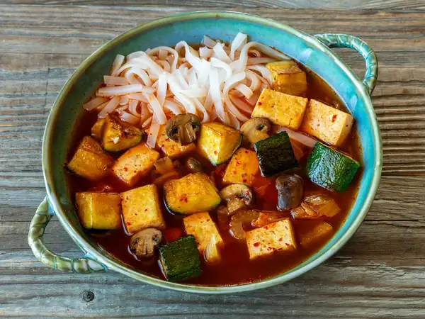 Noodle stew with vegetables: vegan recipe