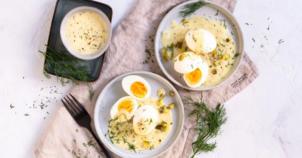Eggs in mustard-dill sauce