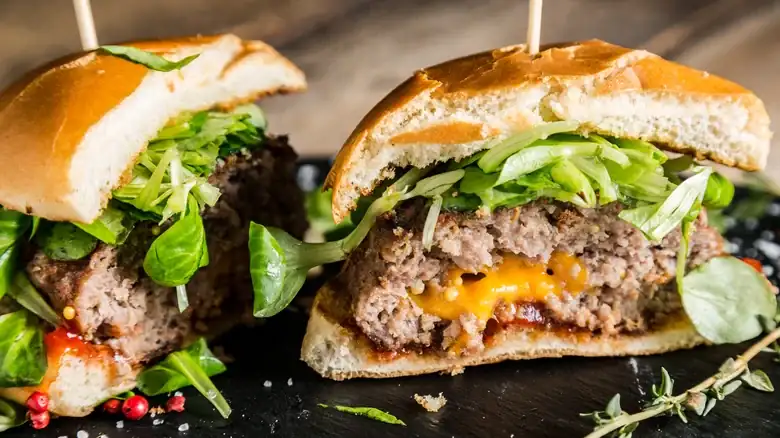 El sencillo truco para hacer hamburguesas rellenas de queso