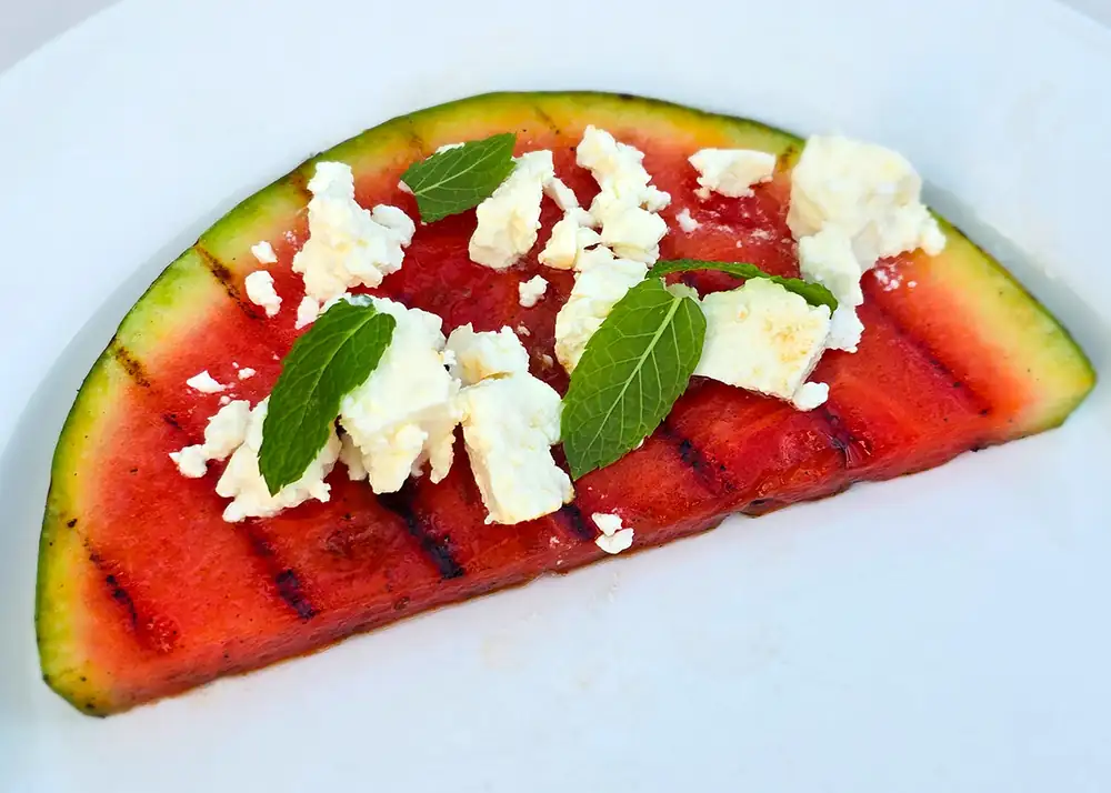 Grilled watermelon with feta: the most refreshing starter for your barbecues