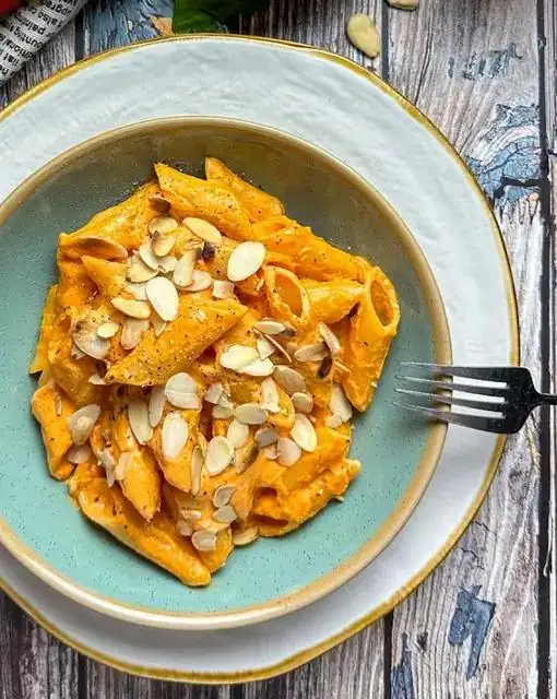 Pennoni con crema de pimientos y almendras