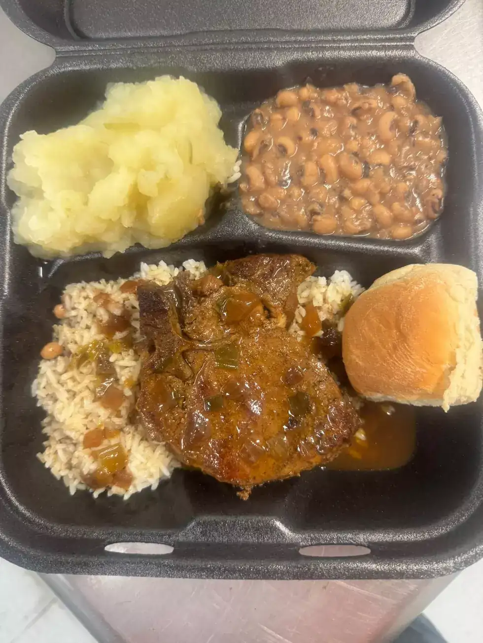 Los platos favoritos de Acadiana con arroz y salsa