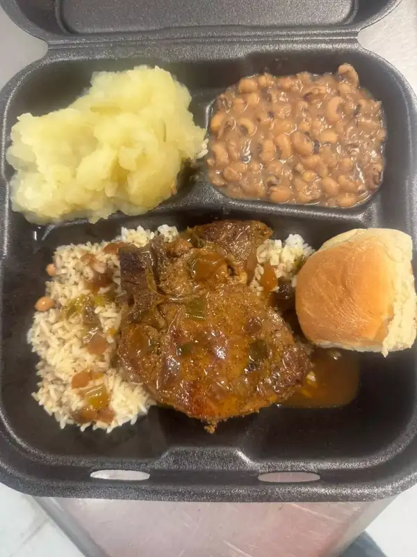 Los platos favoritos de Acadiana con arroz y salsa