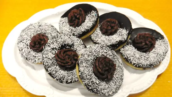 Rollitos de chocolate de Linz, espolvoreados con coco