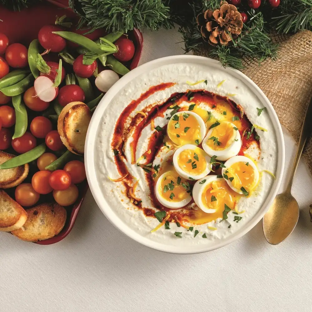 Salsa batida de ricotta y yogur con huevos pasados ​​por agua